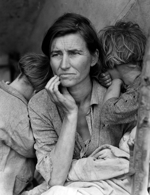 Una madre inmigrante e indigente en Estados Unidos, buscando trabajo junto a sus seis hijos en un área rural de Estados Unidos. 