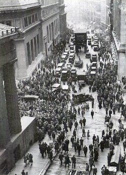 Un gran número de personas se agrupa en Wall Street para ver en vivo la evolución del precio de las acciones, New York, Octubre de 1929.
