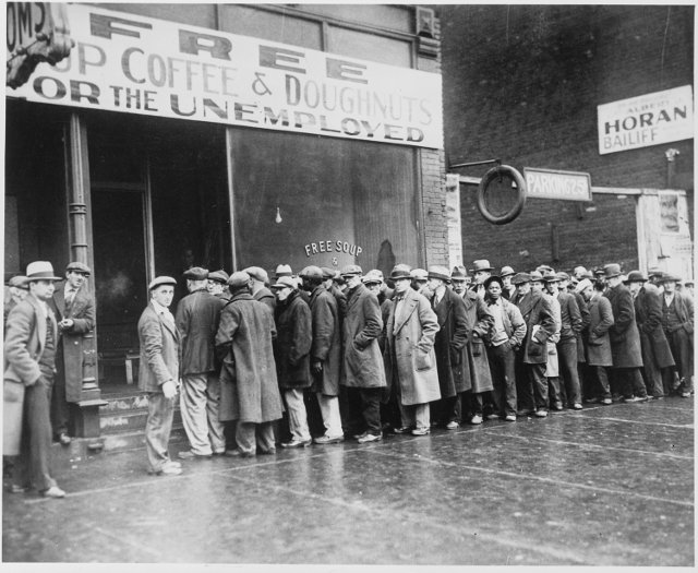Hombres hacen cola para recibir un plato de comida gratis, en Chicago USA 1931